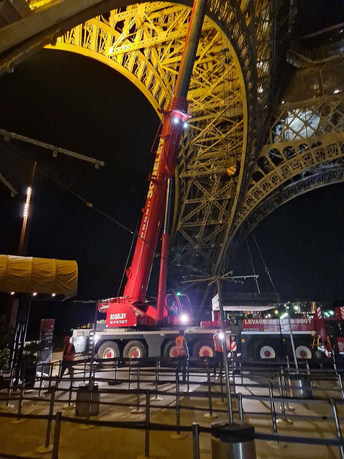 Levage de nuit sous la Tour Eiffel
