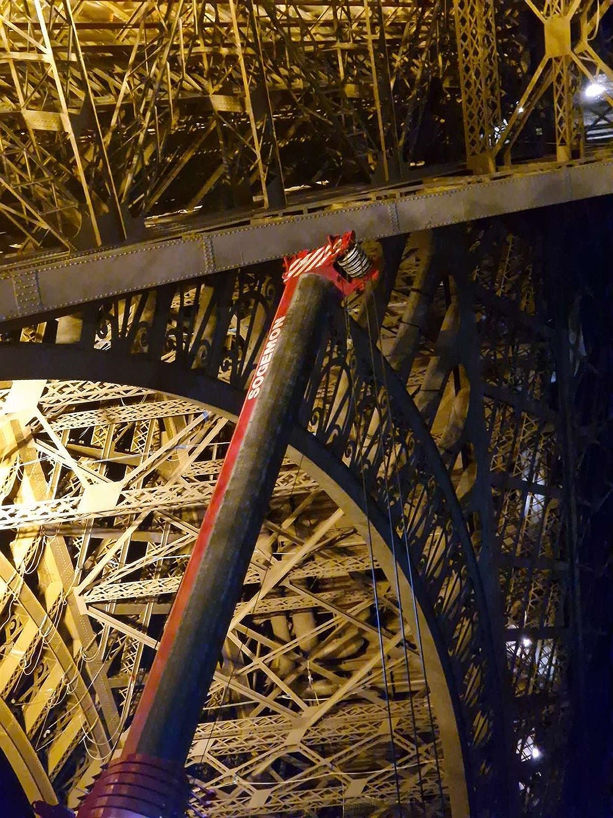 Grue SOGELEV en intervention nocturne sous la Tour Eiffel
