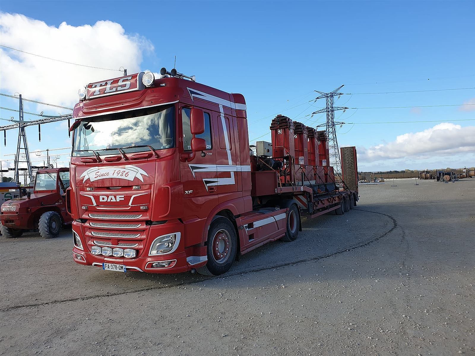 Convoi exceptionnel TLS — engin de chantier